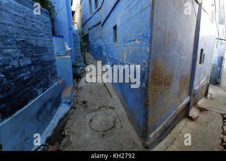 Typische blaue Häuser und Straßen in Jodhpur, Rajasthan, Indien. Stockfoto