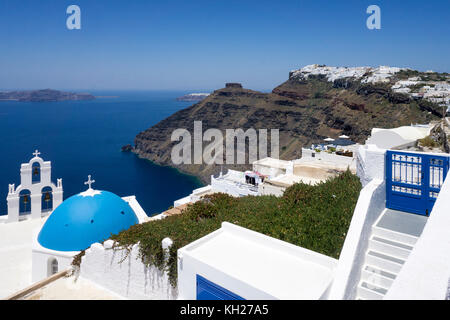 Orthodoxe Kirche am Kraterrand des Firofestani, Aussicht auf die Caldera und das Dorf Imerovigli, Santorini, Kykladen, Griechenland, Mittelmeer, Eur Stockfoto