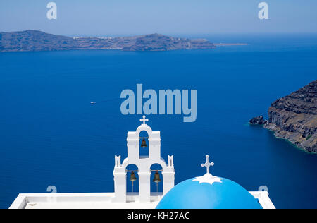 Orthodoxe Kirche am Kraterrand des Firofestani, mit Blick auf die Caldera, Santorini, Kykladen, Griechenland, Mittelmeer, Europa Stockfoto