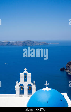 Orthodoxe Kirche am Kraterrand des Firofestani, mit Blick auf die Caldera, Santorini, Kykladen, Griechenland, Mittelmeer, Europa Stockfoto