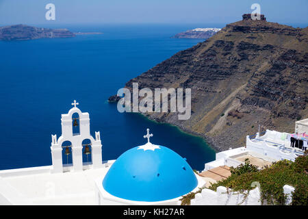 Orthodoxe Kirche am Kraterrand des Firofestani, mit Blick auf die Caldera, Santorini, Kykladen, Griechenland, Mittelmeer, Europa Stockfoto