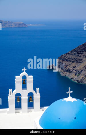 Orthodoxe Kirche am Kraterrand des Firofestani, mit Blick auf die Caldera, Santorini, Kykladen, Griechenland, Mittelmeer, Europa Stockfoto