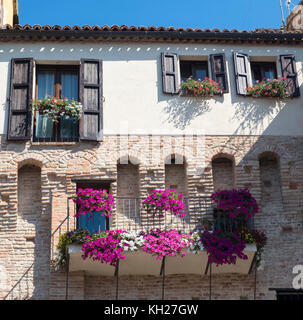 In Jesi (Marken, Italien): Altes Haus entlang der mittelalterlichen Mauern Stockfoto