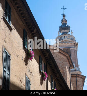 In Jesi (Ancona, Marken, Italien): Gebäude in der historischen Altstadt. Eine typische Straße Stockfoto