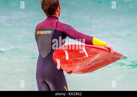 Ein Surfer in das Wasser am Bondi Beach, Sydney, NSW, Australien Stockfoto