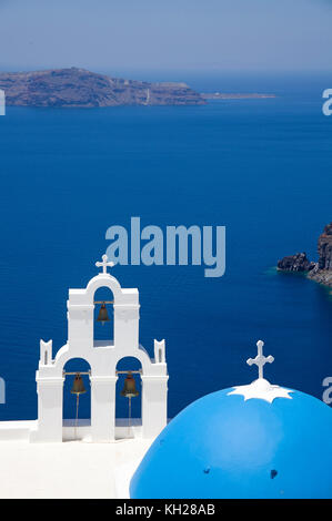 Orthodoxe Kirche am Kraterrand des Firofestani, mit Blick auf die Caldera, Santorini, Kykladen, Griechenland, Mittelmeer, Europa Stockfoto