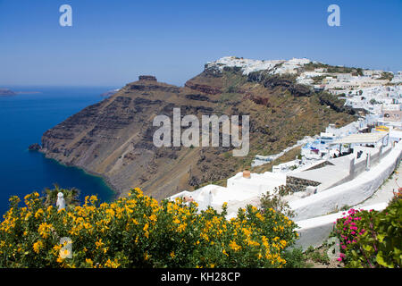 Blick vom Kraterrand Pfad an Firofestani auf die Caldera und das Dorf Imerovigli mit scaros Rock, Santorini, Kykladen, Griechenland, Mittelmeer S Stockfoto