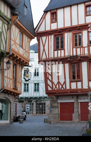 Die St Peter Square, in Vannes (Frankreich). Auch durch Halb besäumte Fachwerkhäusern, es vervollständigt - mit der Henri IV - die Kathedrale Umwelt.. Stockfoto