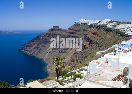 Blick vom Kraterrand Pfad an Firofestani auf die Caldera und das Dorf Imerovigli mit scaros Rock, Santorini, Kykladen, Griechenland, Mittelmeer S Stockfoto