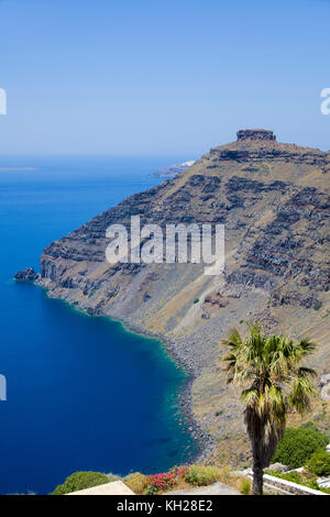 Blick vom Kraterrand Pfad am Dorf Imerovigli auf Caldera und Scaros rock, Santorini, Kykladen, Griechenland, Mittelmeer, Europa Stockfoto