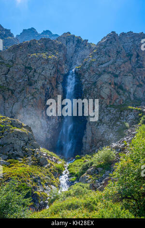 Wasserfall in Ala archa Nationalpark, Kirgisistan im Sommer Stockfoto