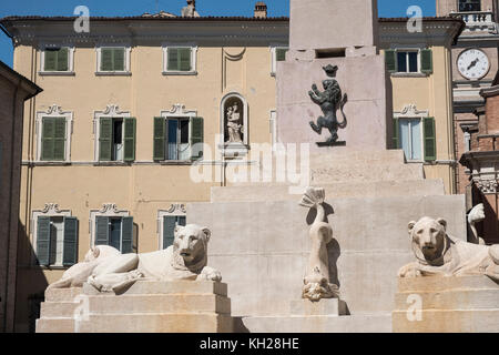 In Jesi (Ancona, Marken, Italien): Gebäude in der historischen Altstadt. Stockfoto