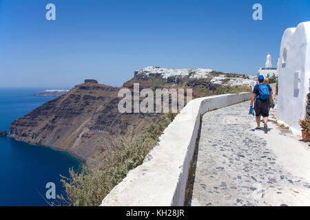 Blick vom Kraterrand Pfad an Firofestani auf die Caldera und das Dorf Imerovigli, Santorini, Kykladen, Griechenland, Mittelmeer, Europa Stockfoto