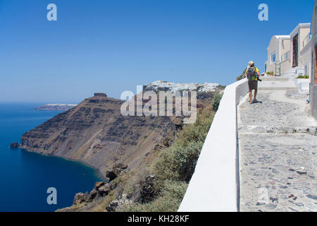 Blick vom Kraterrand Pfad an Firofestani auf die Caldera und das Dorf Imerovigli, Santorini, Kykladen, Griechenland, Mittelmeer, Europa Stockfoto