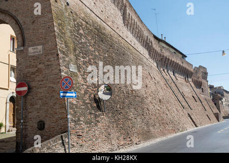 In Jesi (Ancona, Marken, Italien): Gebäude in der historischen Altstadt. Wände Stockfoto