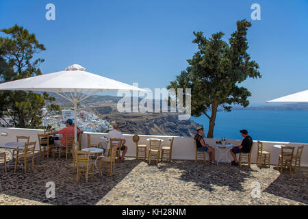 Terrasse der Taverne am Kraterrand mit Blick auf die Stadt Thira und die Caldera, Santorini, Kykladen, Griechenland, Mittelmeer, Europa Stockfoto