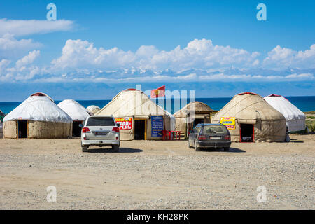 KYZYL TOO, KIRGISISTAN - 8. AUGUST: Jurten neben dem Karakol See mit der Werbung für lokale mobile Datenanbieter. August 2016 Stockfoto