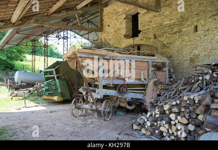 Alte landwirtschaftliche Maschinen und Geräte auf die Scheune geparkt Stockfoto