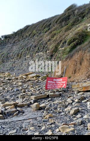 Warnschild Warnung vor militärischen Schießplatz am Strand bei Kimmeridge Bay Dorset England UK Stockfoto