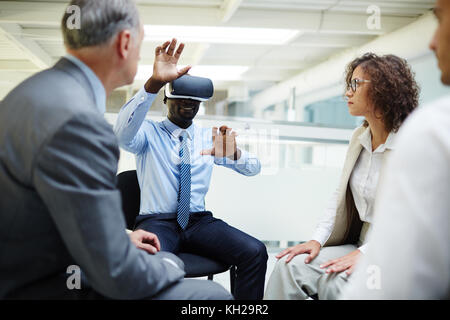 Der moderne Mensch in der virtuellen Realität Schutzbrille und Präsentation für die Kolleginnen und Kollegen am Seminar Stockfoto