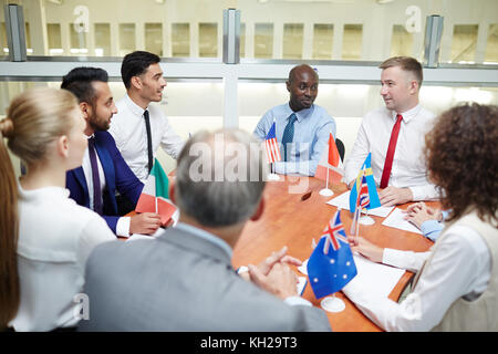 Internationale Politiker gemeinsam für die Diskussion im Sitzungssaal versammelt Stockfoto