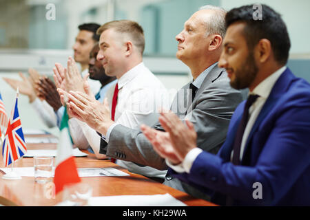 Internationalen Kollegen applaudieren zu Lautsprecher bei den Gipfel nach dem Bericht Stockfoto