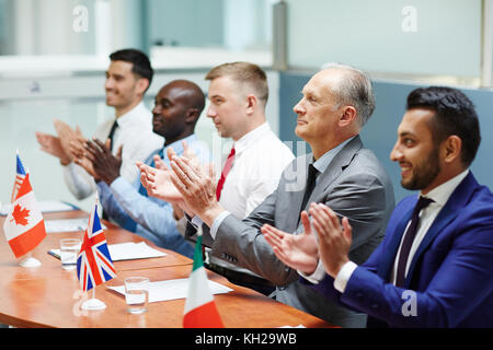 Zufrieden den Staats- und Regierungschefs mehrerer Länder klatschen ihre Hände nach dem Bericht von Kollege Stockfoto