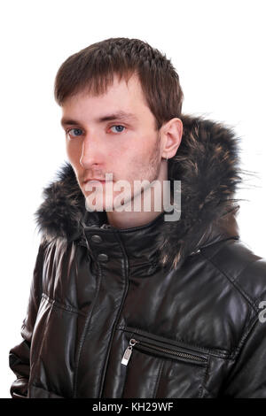 Ein junger Mann in einer warmen Jacke aus Leder, Pelz isoliert Stockfoto