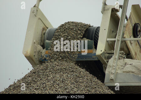 Schotter streuen vom Förderband in Schutt Damm Stockfoto