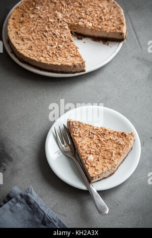 Schokolade Käsekuchen mit Mascarpone auf grauem Beton Hintergrund. hausgemachte Schokolade Käse Kuchen mit kopieren. Stockfoto