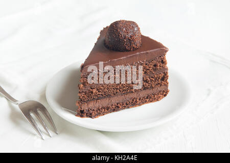 Stück Schokolade Kuchen auf dem Teller und weißem Hintergrund. hausgemachte Schokolade Kuchen. Stockfoto