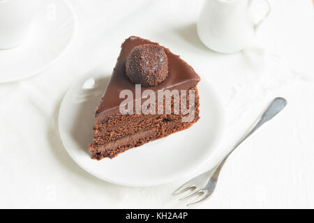 Stück Schokolade Kuchen auf dem Teller und weißem Hintergrund. hausgemachte Schokolade Kuchen. Stockfoto
