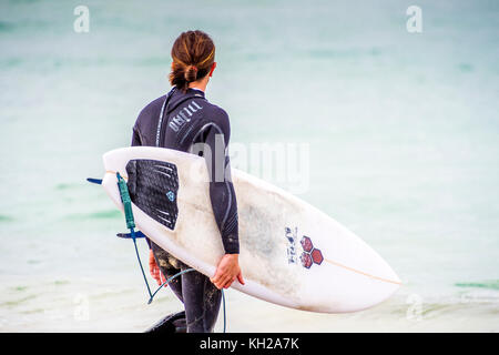 Ein Surfer kommt das Wasser an der berühmten Bondi Beach, Sydney, NSW, Australien Stockfoto