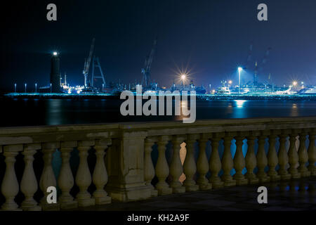 Hafen von Livorno (Livorno) von der Terrazza Mascagni in Nacht Zustand gesehen - Italien Stockfoto