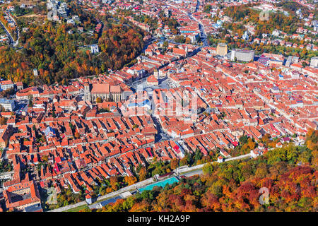 Brasov, Rumänien. Luftaufnahme der Schwarzen Kirche und die Altstadt. Stockfoto