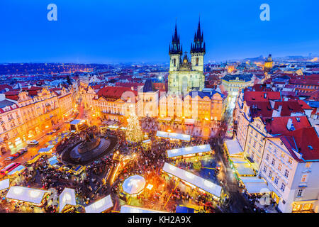 Prag, Tschechische Republic. Weihnachtsmarkt auf dem Altstädter Ring. Stockfoto