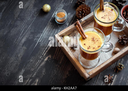 Hot Butter rum Cocktail mit Zimt für Weihnachten und Winter. Hausgemachte festliche Weihnachten heiß trinken. Stockfoto