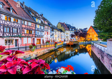 Colmar, Elsass, Frankreich. Petite Venice, Wasser, Kanal und traditionellen Fachwerkhäusern. Stockfoto