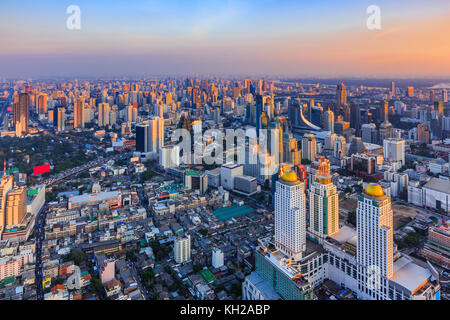 Bangkok, Thailand. Die Skyline der Stadt bei Sonnenuntergang. Stockfoto