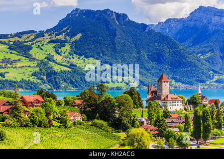 Spiez, Schweiz. der Gemeinde Spiez durch die Thuner See im Berner Oberland. Stockfoto