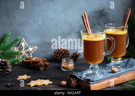 Hot Butter rum Cocktail mit Zimt für Weihnachten und Winter. Hausgemachte festliche Weihnachten heiß trinken. Stockfoto