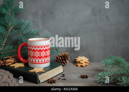 Winter Kaffee in rot Tasse mit sternförmigen Weihnachtsplätzchen, Buchen, Kiefern, Zweige und warmer Schal. Weihnachten und Winter gemütliche Stillleben mit Co Stockfoto