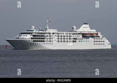 Das kreuzfahrtschiff Silver Cloud Pässe am 16. Juli 2015 Cuxhaven und weiter nach Hamburg. Stockfoto