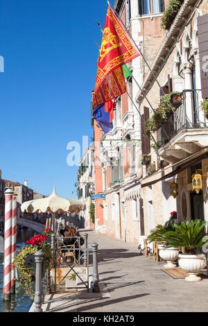 Fondamenta de la Sensa, Cannaregio, Venice, Italien in den frühen Morgen mit Gäste frühstücken außerhalb der Ai Dori d'Orientale Hotel am Kanal. V Stockfoto