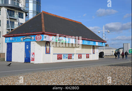 An der Strandpromenade in Bognor Regis, West Sussex, Großbritannien, wurde ein verfallenen Eiskiosks geschlossen und für den Winter an Bord gebracht. Stockfoto