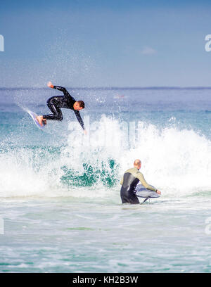 Epische bewegt sich durch ein Surfer auf einer kleinen Tag surfen am Bondi Beach, Sydney, NSW, Australien Stockfoto