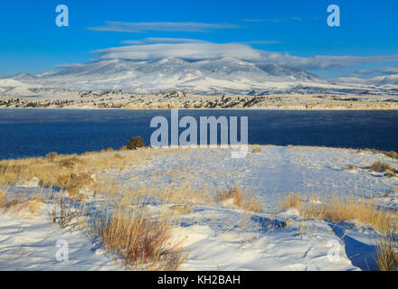 Canyon Ferry Lake und den Großen Belt Berge im Winter in der Nähe von Winston, Montana Stockfoto