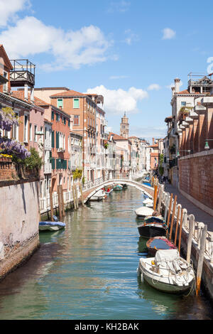 Rio de La Fornace und Fondamenta Fornace, Cannaregio, Venice, Italien im Frühjahr. Dieses malerischen Kanal liegt direkt an der Haltestelle Zattere. Stockfoto