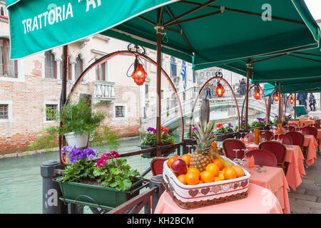 Am Kanal gelegenes Restaurant in Castello, Venice, Italien am Rio del Greci mit Blick auf die leere Tabellen in der Trattoria Da Giorgio auch als Trattoria Ai Gr bekannt Stockfoto