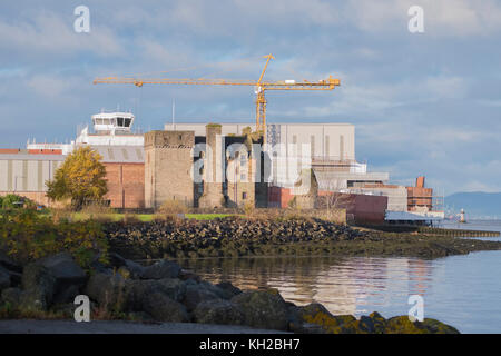 Newark Castle und Kran Schiffbau Port Glasgow inverclyde Schottland Großbritannien Stockfoto